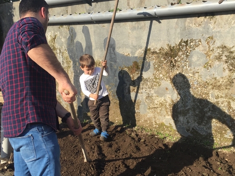 O Duarte  a trabalhar a horta com o pai.